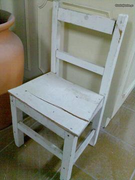 Cadeira de madeira pequena