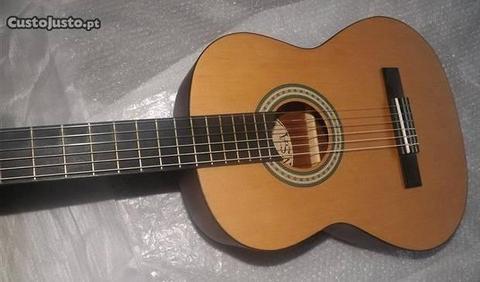 Guitarra clássica de madeira de cor castanha mate