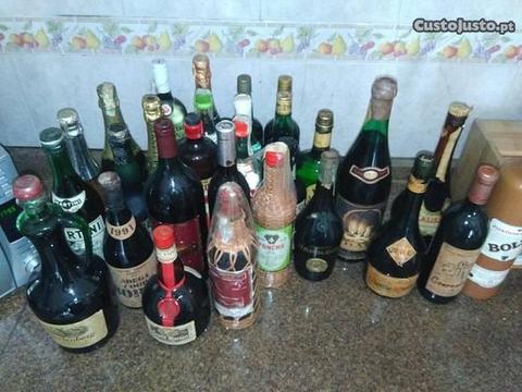Conjunto de garrafas vinho e outras bebidas