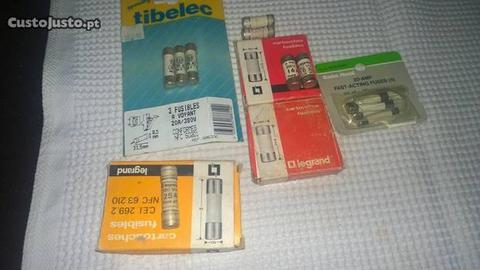 O lote de fusíveis.The lot of Fuses