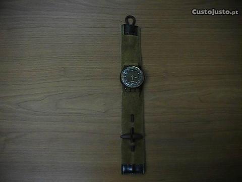Relógio Swatch, bracelete imitação camurça