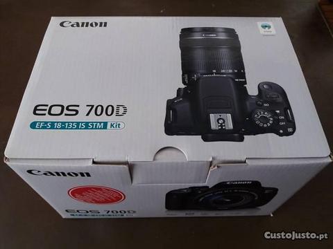 Máquina Fotográfica Canon EOS 700 D + Objectiva 18