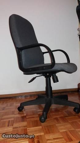 Cadeira de escritório giratória
