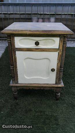 Mesa de Cabeceira em madeira maçissa