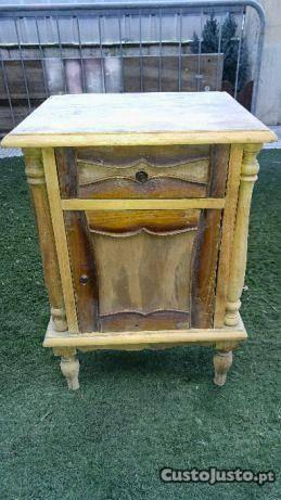 Mesa de Cabeceira em madeira maçissa