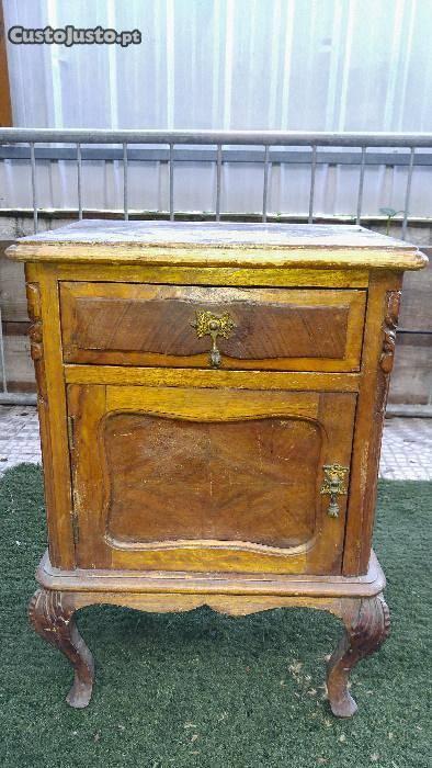 Mesa de Cabeceira em madeira maçissa trabalhada