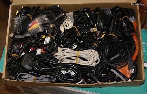Caixe com mais de 40 cabos informaticas