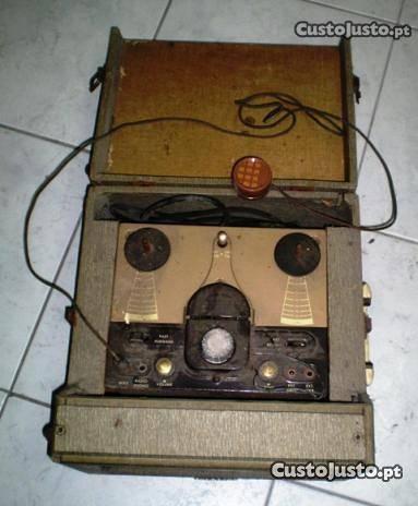 gravador de bobines muito antigo
