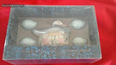 Saboneteira fina porcelana com 4 sabonetes