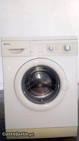 Maquina de lavar roupa impecável