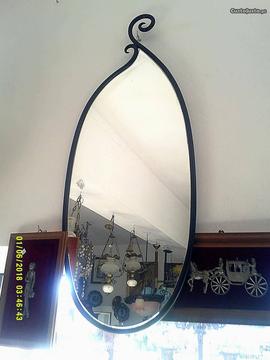 Um espelho estilo gota em ferro