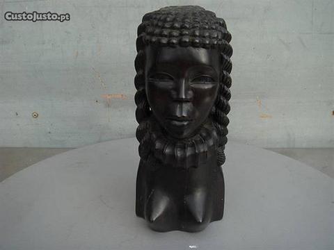 Busto feminino com tranças esculpido em pau preto