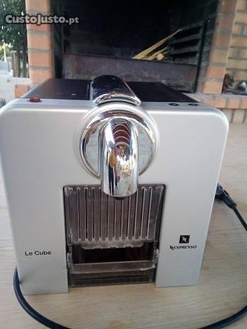 Máquina de café Nespresso CUBE