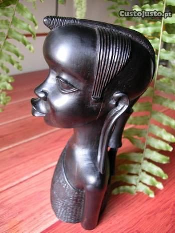 Busto de negra em madeira de grande densidade 21cm