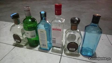 Garrafas várias vazias para decoração