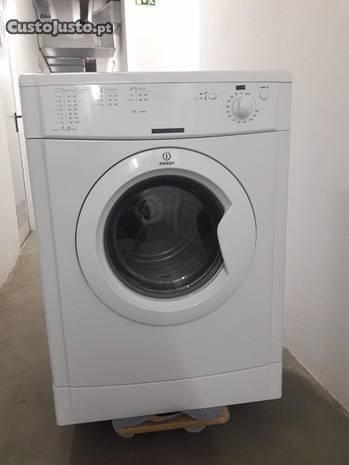 Máquina de Secar Roupa INDESIT