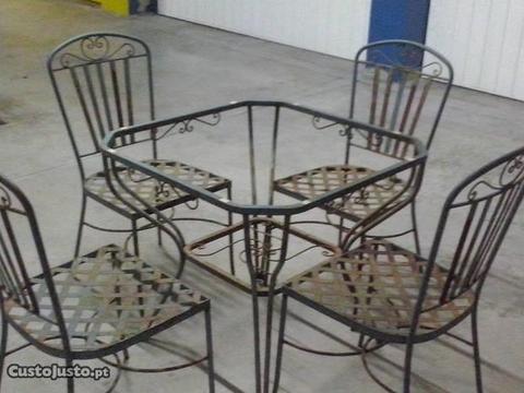 mesa e 4 cadeiras em ferro