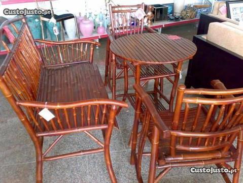 Conjunto de 2 cadeiras, cadeira longa e mesa bambu
