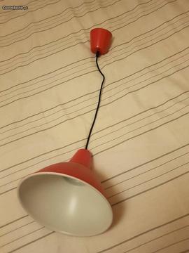 Candeeiro de teto vermelho