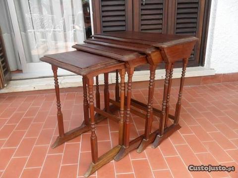 Conjunto de 4 mesas de apoio em madeira