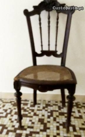 Cadeira antiga de palhinha