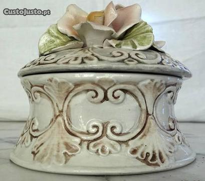 Caixa ornamental numerada em porcelana