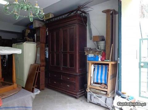 Grande armário antigo em pinho