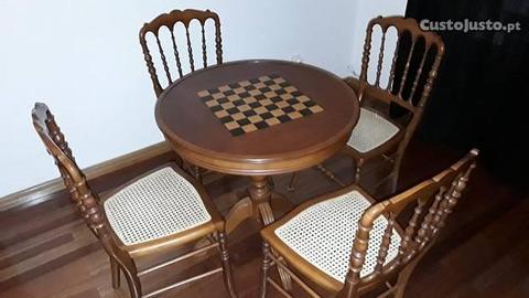 Mesa de jogo com 4 cadeiras
