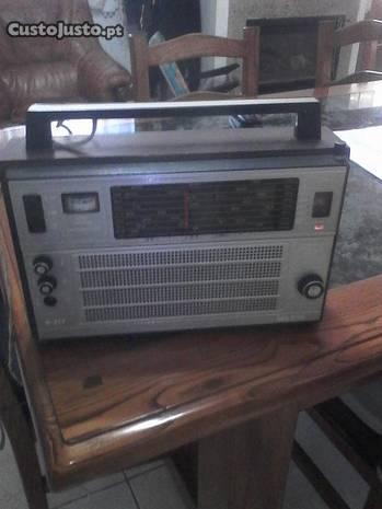 radio electrico e a pilhas muito antigo