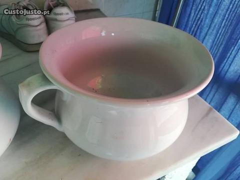 Peças em porcelana com pega estão novas