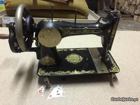 Máquina de Costura Antiga Helvetia
