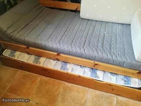 Duas camas, com colchão