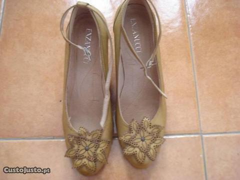 Sapatos em cor camel, da marca Enza Nucci. Tam. 37