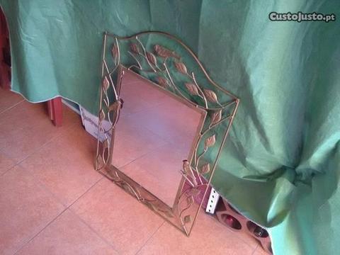 Espelho com moldura toda feita a mão em metal