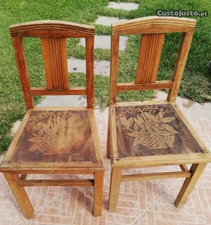 Duas cadeiras de madeira para restauro