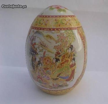 Ovo em porcelana , pintado a mão , China , Japão