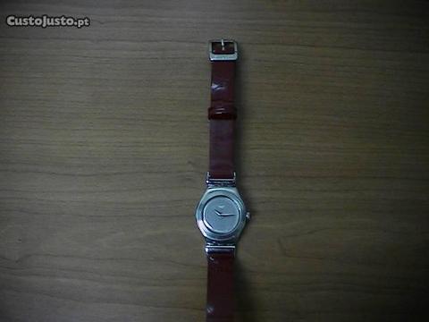 Relógio Swatch Irony, bracelete pele vermelha