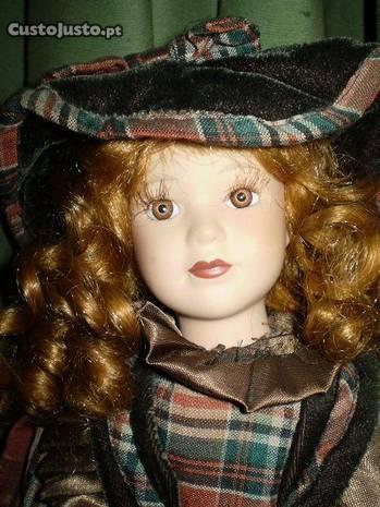 2708 - Boneca de porcelana, com 45 cm