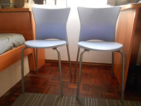 Duas cadeiras em plástico rígido, de cor azul clar
