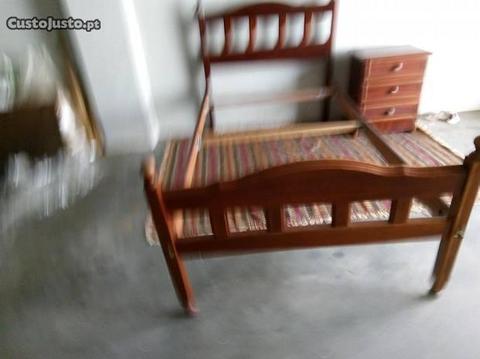 Duas camas de pessoa uma mesa de cabeceira Mogno