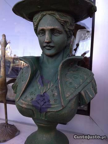 Um busto de menina em ferro