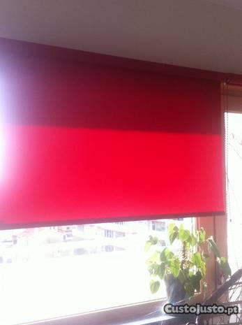 Cortinas estores em vermelho escuro