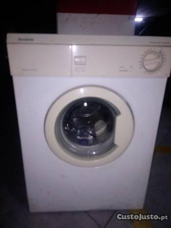 Máquina de secar roupa ariston