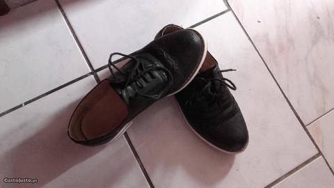 Sapatos pretos bordados
