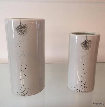 Conjunto de jarras cerâmica branco e desenho prata