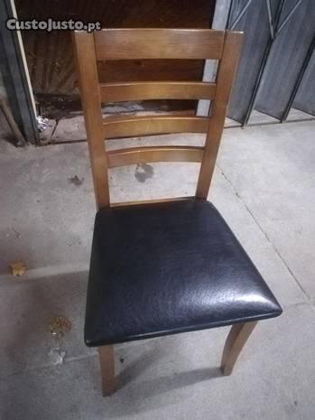 Mesa com quatro cadeiras