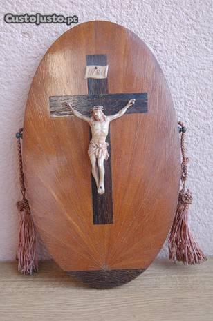 Crucifixo vintage em madeira baquelite com cordel