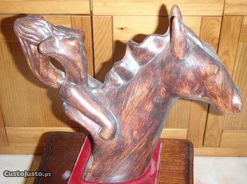 Busto de mulher a cavalo