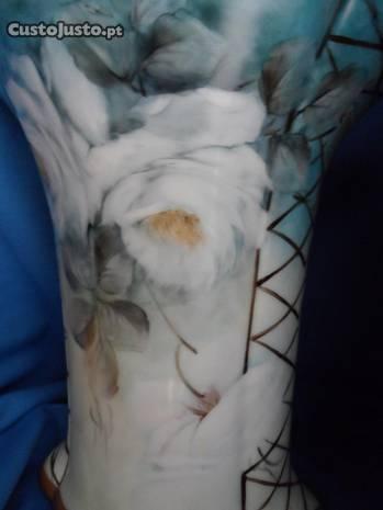 Jarra em porcelana pintada a mão