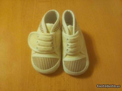 Sapatos brancos bebe Nº 17-18 0 - 6 meses